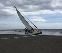 Velero encallado en las playas de Benajarafe